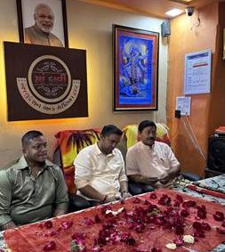 મહાસમાચાર – સુરતમાં ભારત રક્ષા મંચ દ્વારા વિજયાદશમી નિમિત્તે ભવ્ય શસ્ત્ર પૂજન, ડૉ. સ્મિત રાણા અને શ્રી ભગવાન ઝા રહ્યા વિશેષ આકર્ષણ